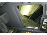 サンシェードを開いた状態です。星空や綺麗な景色を見ながらドライブ出来ますよ。