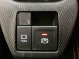 【電動パーキングブレーキ+オートブレーキホールド機能】 指先だけで簡単に操作が可能なパーキングブレーキ、スイッチを押すとブレーキペダルから足を離してもブレーキを保持できるオートブレーキホールド搭載。