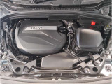 【BMWエンジン】革新的なガソリン・エンジン・テクノロジーによる高性能かつ高効率。レスポンスの良いパワーを発揮。常にスムーズな吸気を実現しアクセル開度にダイレクトに反応しドライビングを楽しく演出。