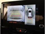 パノラミックビューモニター付きです。車両を上から見たような映像をディスプレイオーディオ画面に表示。運転席からの目視だけでは見にくい、車両周辺の状況をリアルタイムでしっかり確認できます。