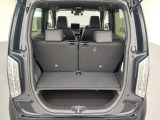 4人乗っても十分な荷室です。