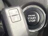 【キーレススタートシステム】カバンやポケットに入れたままでもドアの施錠・解錠が可能なスマートキーを装備。エンジンのオン・オフ時もカギを取り出す必要が無いからとっても便利です♪