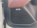 BOSEサウンドシステムを搭載。「良い音を出す」ではなく、その車種のごとに特徴を計算(車種専用設計)し、「反響音」を作り出すことによってどの座席でも自分中心で音が聴こえ、「心地よい空間」を作り出します。
