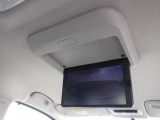 フリップダウン後席モニタ-装備!TVやDVD視聴が出来ます。快適なドライブやご旅行などに最適ですね♪