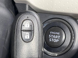 【キーレススタートシステム】カバンやポケットに入れたままでもドアの施錠・解錠が可能なスマートキーを装備。エンジンのオン・オフ時もカギを取り出す必要が無いからとっても便利です♪