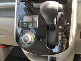 オートエアコンです!ボタンでの簡単な操作で室内を快適な温度にしてくれますので、夏場や冬場でも快適なドライブができます。