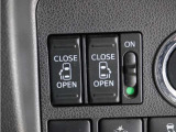 【パワースライドドア】Hondaスマートキーや運転席にあるスイッチ、ドアハンドルの操作で自動開閉。荷物の多いときなどに便利です。挟み込み防止機能もあり、お子さまの乗り降りも安心。