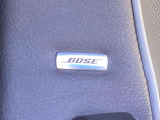 BOSEサウンドシステムを搭載。「良い音を出す」ではなく、その車種のごとに特徴を計算(車種専用設計)し、「反響音」を作り出すことによってどの座席でも自分中心で音が聴こえ、「心地よい空間」を作り出します。
