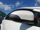 電動格納ミラーです。運転席のボタン一つで開閉から角度調整まで操作せきるので、とても便利♪ウインカーとミラーが一体になっているデザインもおしゃれです。