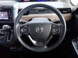 ハンドル左側にはオーディオ操作が出来るオーディオリモートコントロールスイッチ、右側にはHonda SENSINGとオートクルーズコントロールのスイッチを装備!