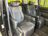 後部座席も気になるようなキズ・汚れやへたり等、大きなダメージはなく、良好な状態です。