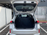 バックドアは大きく開きます。定員乗車時でも十分広いラゲッジスペースを確保しています