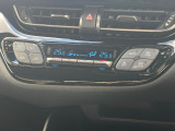 【左右独立型フルオートエアコン】運転席と助手席でそれぞれお好みの温度に設定可能。同乗者にも配慮した、快適な空調をお届け致します。