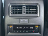 後席用のエアコンコントロールパネルです。3列目でも快適に過ごせます。