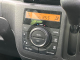 【オートエアコン】一度お好みの温度に設定すれば、車内の温度を検知し風量や温度を自動で調整。暑い&hellip;寒い&hellip;と何度もスイッチ操作をする必要はありません。快適な車内空間には必須の機能ですね♪