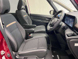 ゆったりと座れる運転席シートですのでストレスなく運転が出来ますよ!