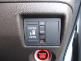 左側電動スライドドアが装備されています、狭い駐車場でも乗り降りがスムーズに行えます。