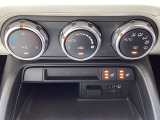 運転席、助手席に3段階調整式シートヒーターを装備。フルオートエアコンなので温度を設定するだけで、吹出口・風量を自動的に調整してくれますので、快適にお過ごし頂けます。
