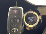 【スマートキー】カバンやポケットに入れたままでもドアの施錠・解錠が可能なスマートキーを装備。エンジンのオン・オフ時もカギを取り出す必要が無いからとっても便利です♪