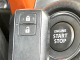 【キーレススタートシステム】カバンやポケットに入れたままでもドアの施錠・解錠が可能なスマートキーを装備。エンジンのオン・オフ時もカギを取り出す必要が無いからとっても便利です♪