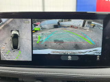 上空から見下ろしているかのような映像をディスプレイに映し出し、スムースな駐車をサポートします。画面は「トップビュー」のほか「サイドブラインドビュー」への切り換えが可能。ますます安心です