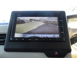 バックカメラが付いています。雨や夜でも後方確認が可能です。目視とあわせて、ご利用ください!