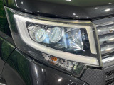 【LEDヘッドライト】悪天候や夜間走行時も良好な視界を確保し安心して運転できる高輝度LEDヘッドライトを装備!点灯速度が早く、消費電力も抑えられています。