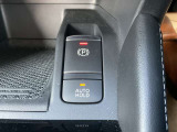 電動パーキングブレーキが付いております。サイドブレーキが電動のボタンになりコンパクトになっておりますので、運転席の足元も広々ご利用いただけます。