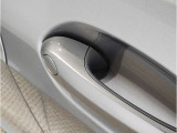 【デザインとの融合】BMWデザイナーが創り出したボディデザインを損なう事のない様に配置とデザインに拘っています。ドアノブについてもBMWの拘りに妥協はありません。