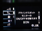 隣車線を走る車両をレーダーで検知し、ドアミラーでは確認しにくい後側方エリアに存在する車両に加え、急接近してくる車両も検知します。車両を検知するとドアミラーに搭載されたLEDインジケーターが点灯します。