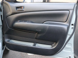運転席の内張りになります。多少の使用感はございますが、兼ね良好な状態となっております♪  別途内張りの張替えにつきましても承っております♪