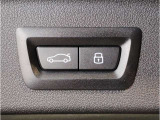 【電動トランク】ボタン一つでトランクの開閉が可能です。リモコンキーでの操作もできます。