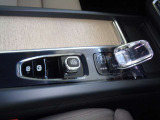 ヒルスタート・アシスト/ヒルディセント・コントロール機能付。そして、8速ギアトロニック付きオートマチックトランスミッションを操る、チャコールのシフトノブ。