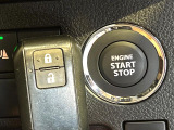 【キーレススタートシステム】カバンやポケットに入れたままでもドアの施錠・解錠が可能なスマートキーを装備。エンジンのオン・オフ時もカギを取り出す必要が無いからとっても便利です♪