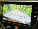 【バックカメラ】駐車時に後方がリアルタイム映像で確認できます。大型商業施設や立体駐車場での駐車時や、夜間のバック時に大活躍!運転スキルに関わらず、今や必須となった装備のひとつです!