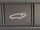 【パワーバックドア】スマートキーや運転席のボタンを押すだけでリアゲートが自動で開閉します!荷物を持っている時や、高い位置にあるバックドアを閉める際に便利な機能です♪