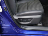 運転席6ウェイパワーシート(前後スライド+リクライニング+シート上下)座席の位置・角度を電動で調整できるので運転しやすいドライビングポジションが簡単につくりだせます。