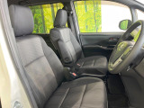 運転席まわりには十分なスペースがあり、大柄な方でもゆったり運転していただける環境です。
