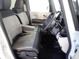 フロントシートはベンチシートです、運転席と助手席の移動が簡単です。真ん中にはアームレストも装備されています! また運転席シートの高さも調整できます。