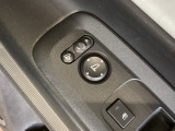 狭い駐車場で便利な電動格納ドアミラーが付いています。