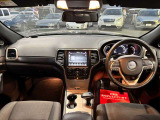運転廻りの画像です!操作スイッチ類もキレイな状態です。専門スタッフが内外装を清掃・きめ細かい箇所までクリーニングしています。