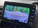 【バックカメラ】駐車時に後方がリアルタイム映像で確認できます。大型商業施設や立体駐車場での駐車時や、夜間のバック時に大活躍!運転スキルに関わらず、今や必須となった装備のひとつです!