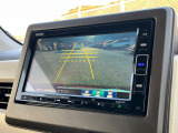 バックモニター装備。画面にて後方の確認が行えるので、バック駐車や車庫入れの際には重宝します。車の運転に慣れない方でも安心のガイドライン表示機能付。
