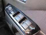 全席パワーウィンドウとなっています。運転席はオートになっているのでワンタッチ開閉することが出来ます。
