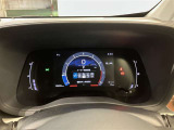 とっても見やすいメーターです。夜間時はラグジュアリーな気分にさせてくれる照明が魅力ですので、夜のドライブも楽しみになりますよ♪