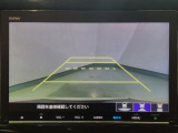 【バックカメラ】運転が苦手な方も車庫入れラクラクです!ギアをリバースに入れれば自動的に切り換わりますので、面倒な操作は不要です♪狭い駐車場もお車を傷つけず安心ですね!