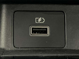 USB電源が運転席前部に装備されています。