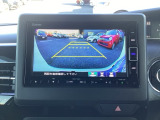 運転が苦手な方も車庫入れラクラクです!ギアをリバースに入れれば自動的にモニターが切り換わりますので、面倒な操作は不要です。狭い駐車場もお車を傷つけず安心です!