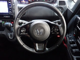 ハンドル左側にはオーディオ操作が出来るオーディオリモートコントロールスイッチ、右側にはHonda SENSINGとオートクルーズコントロールのスイッチを装備!