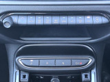 オートエアコンの温度風量調整などはスイッチ式で走行中の操作も安心です。